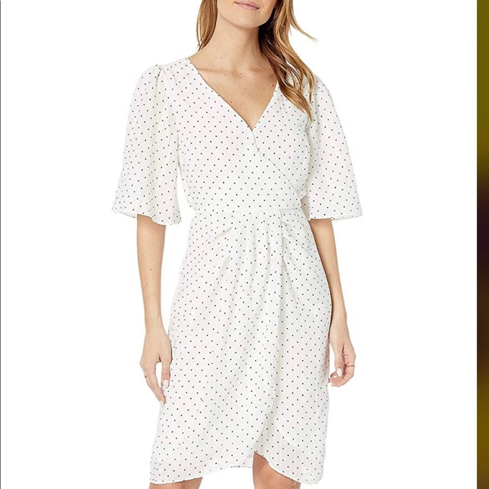So flattering faux wrap dress. Fully lined. So flattering at waist and bust